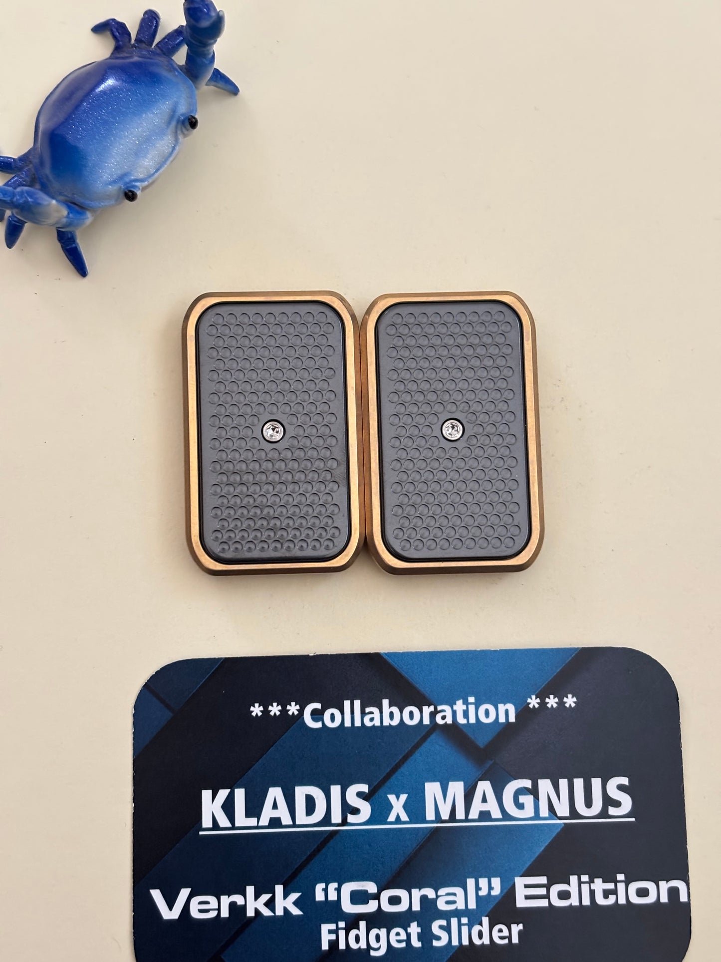 Magnus verkk coral brass/zirc - 3 click fidget slider