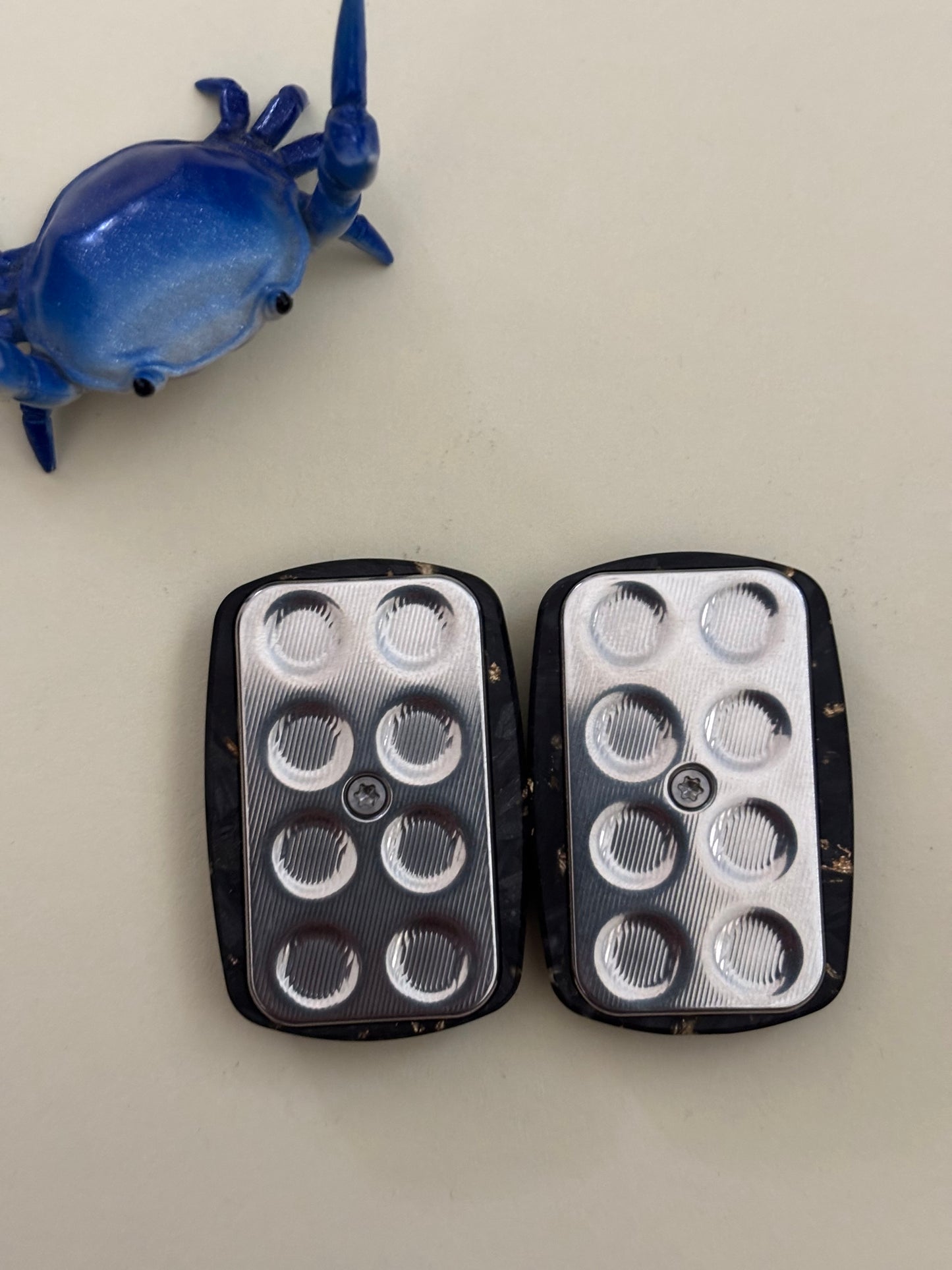 Magnus chonky slider - carbon fiber flaked gold - fidget toy