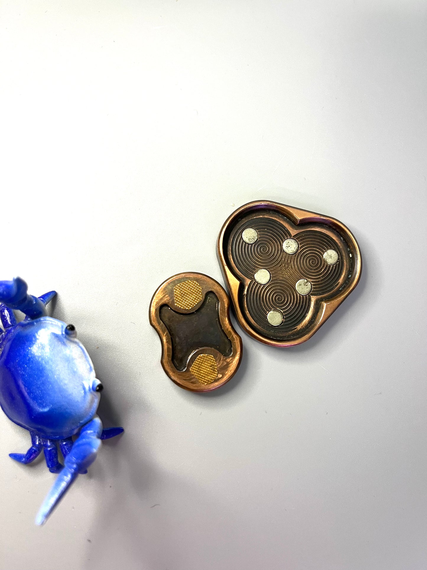 Compoform - triquetra - brass - slider, - fidget toy