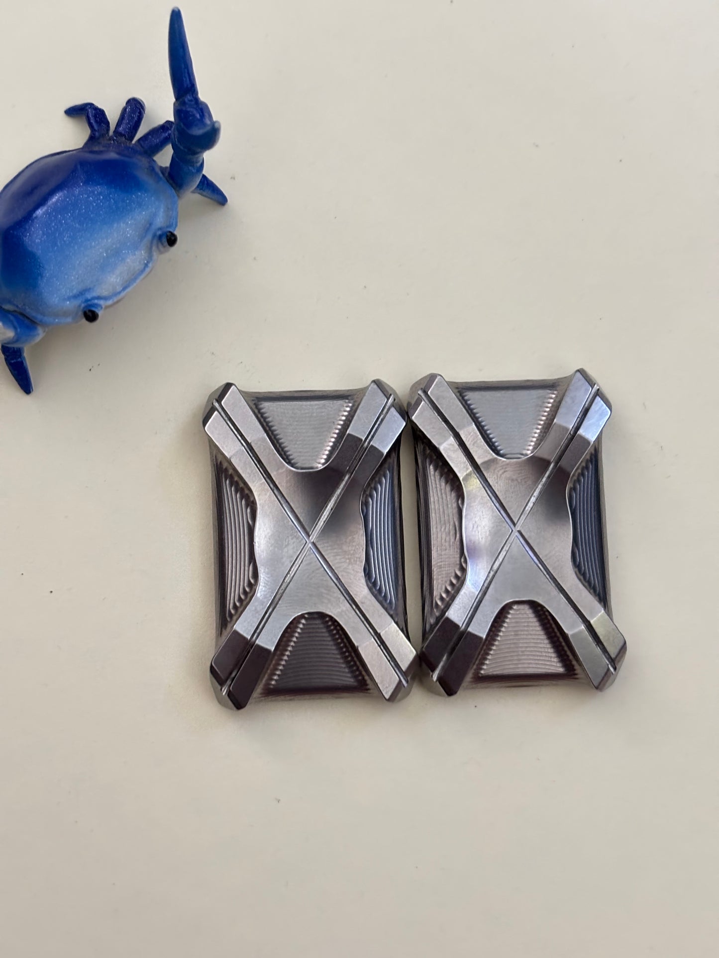 Magnus spider - slider Titanium with black teflon plates - fidget toy