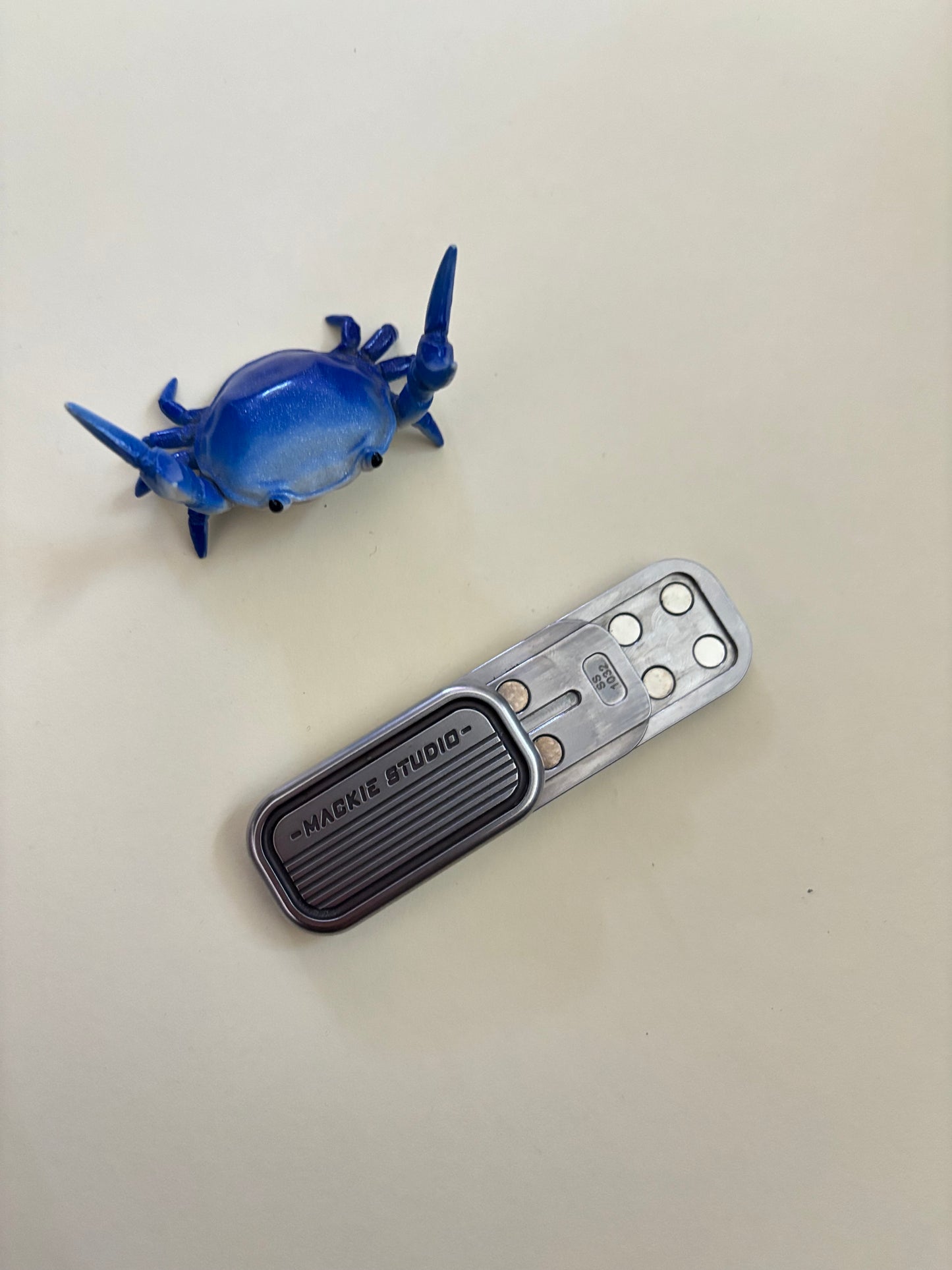 Mackie CP3 SS  - magnetic slider - fidget toy