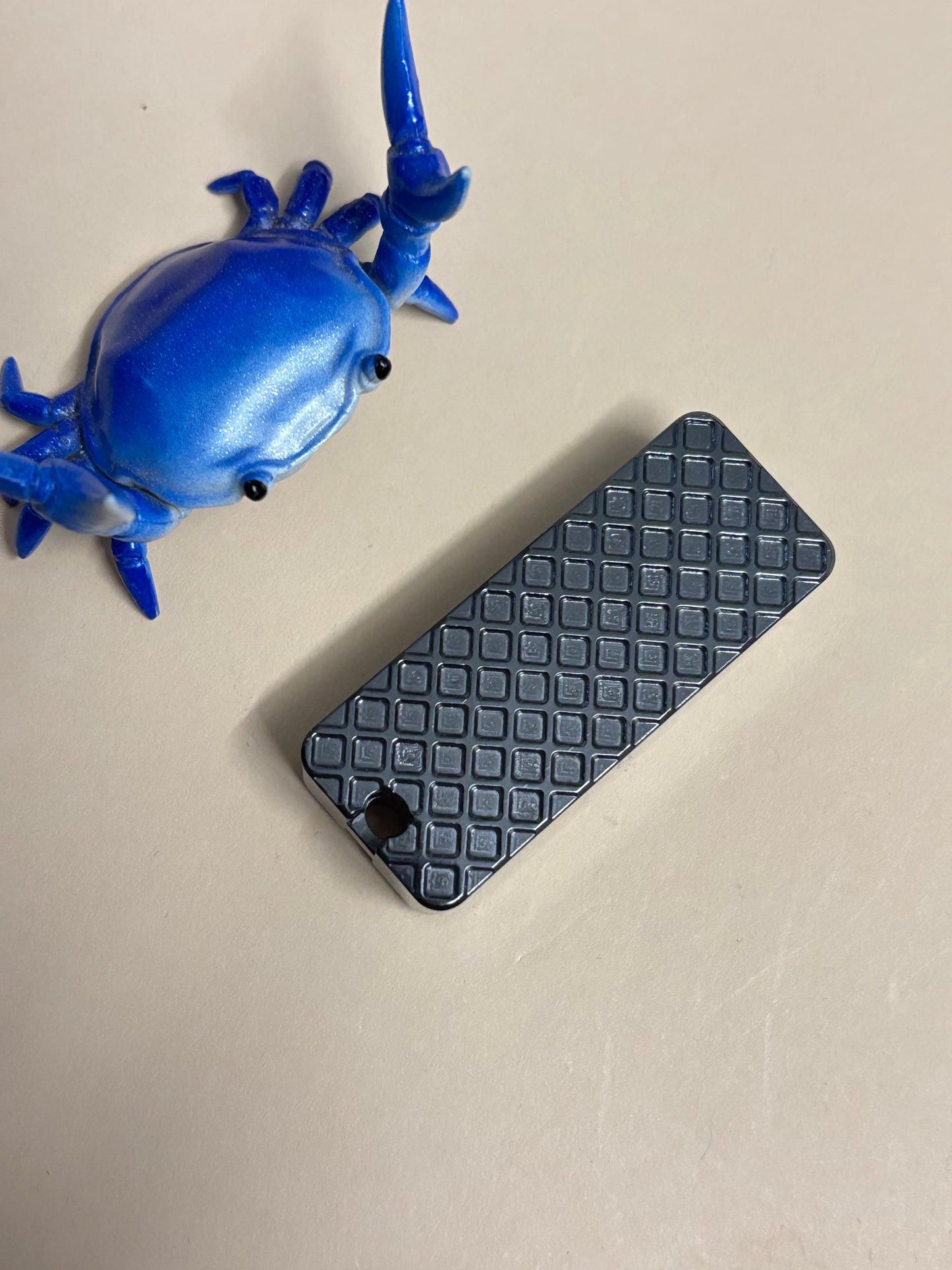 L7 EDC Crunchy Shark - zirc - fidget toy
