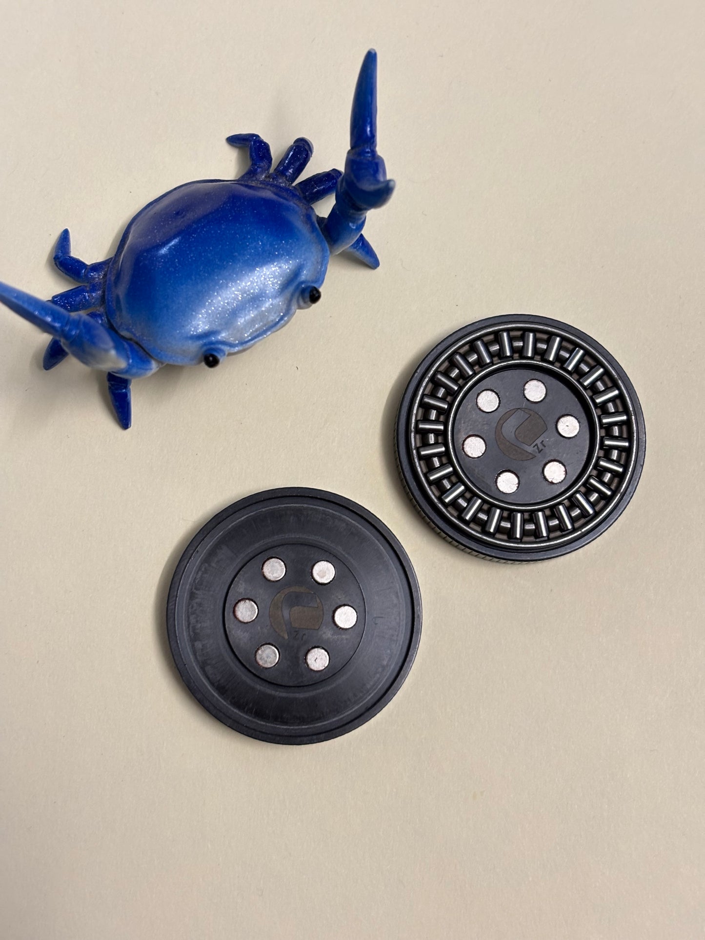 Umburry - zirc - haptic coin - fidget toy