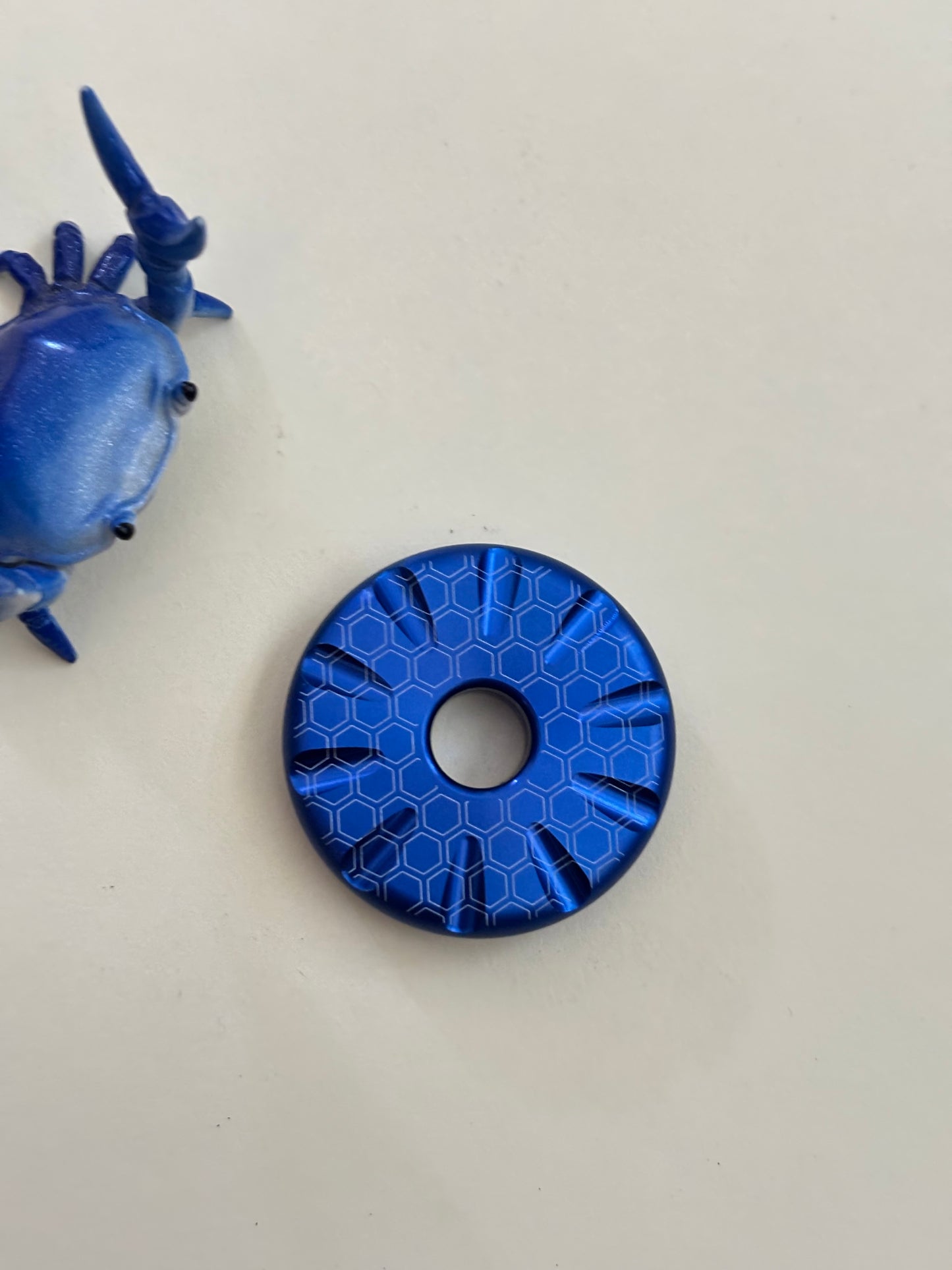 Umburry - Haptic coin V2 - Aluminum Hive - fidget toy