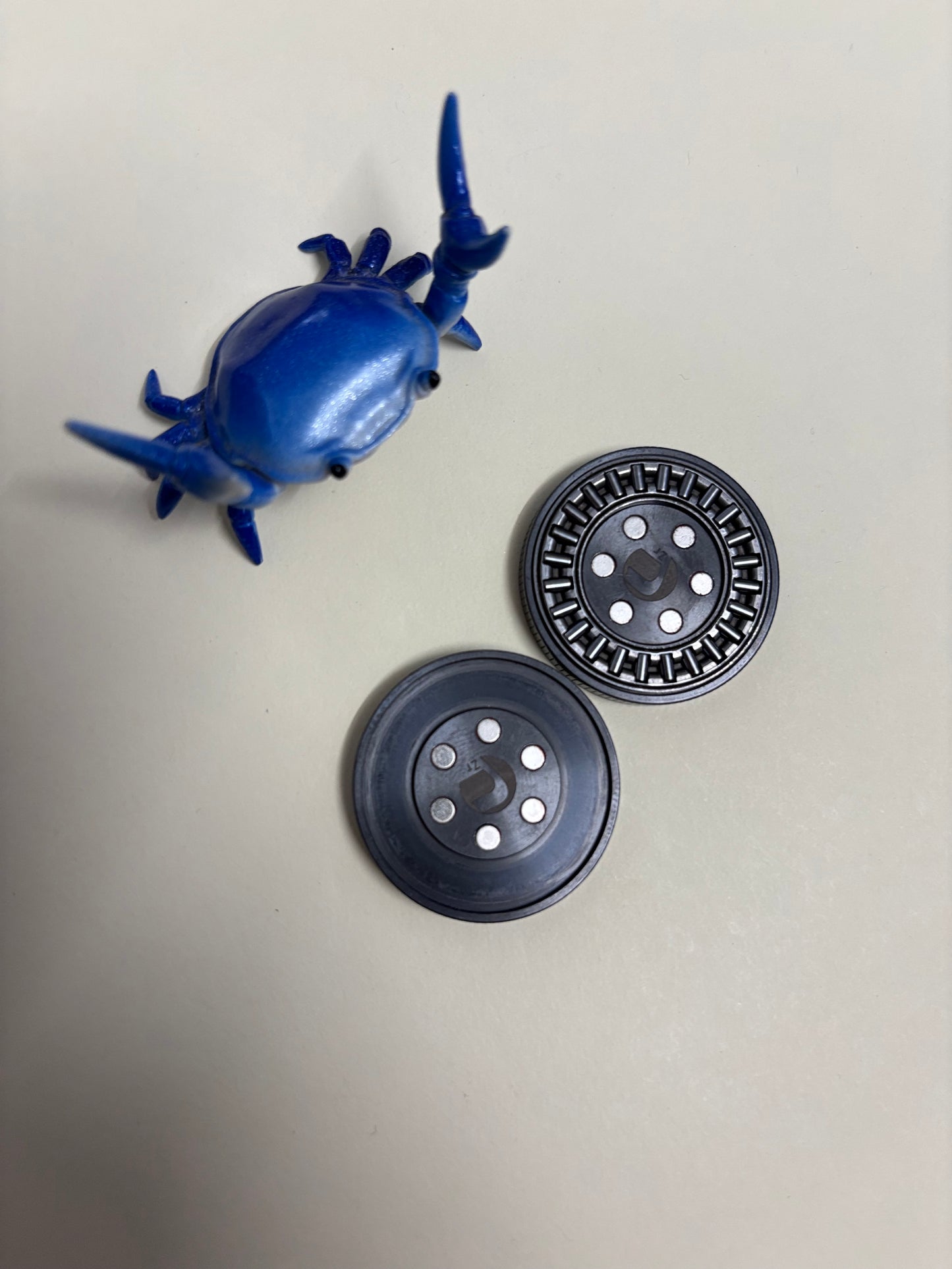 Umburry - zirc - haptic coin - fidget toy