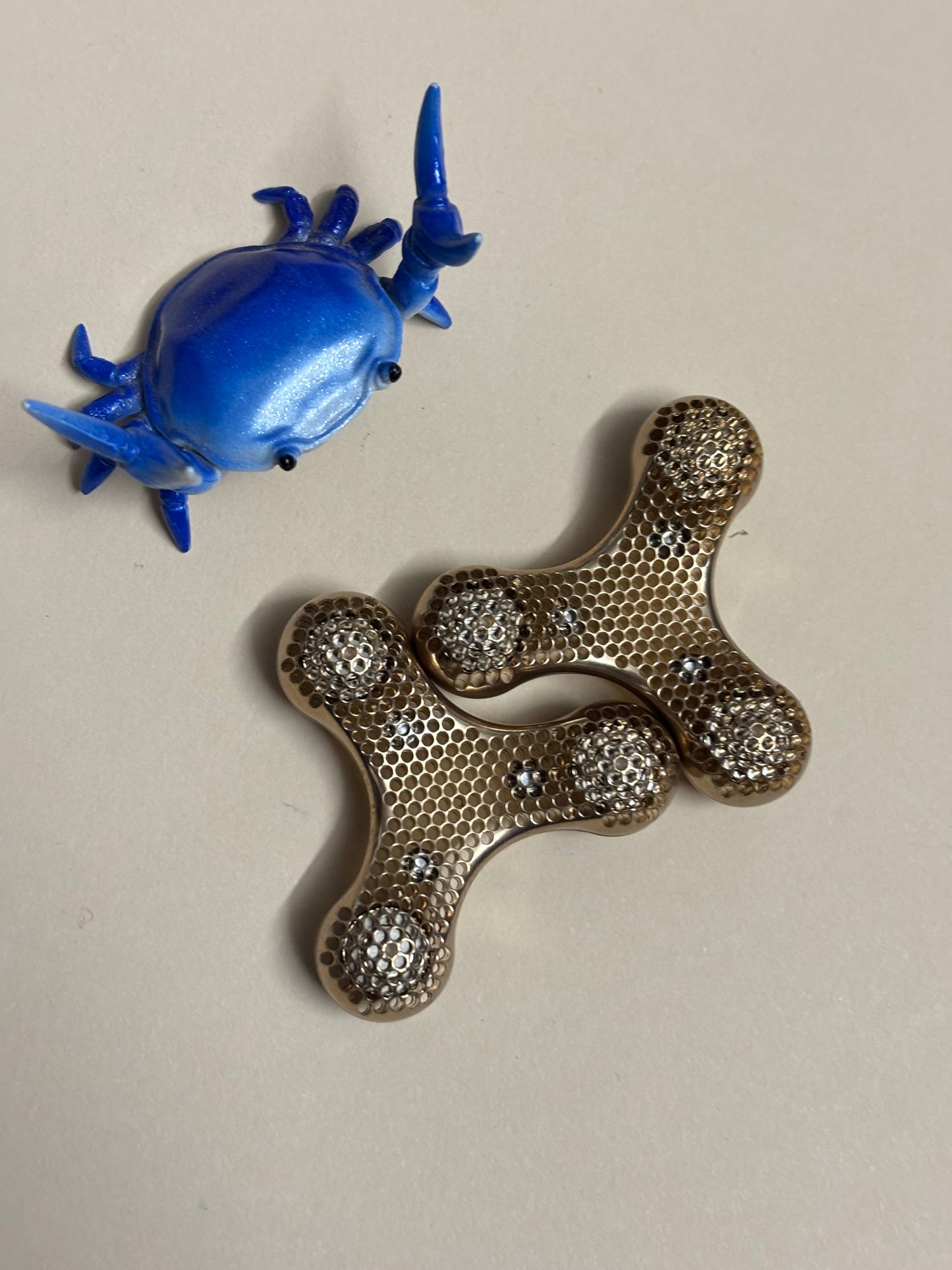 Magnus - atom - skelly - brass - fidget toy
