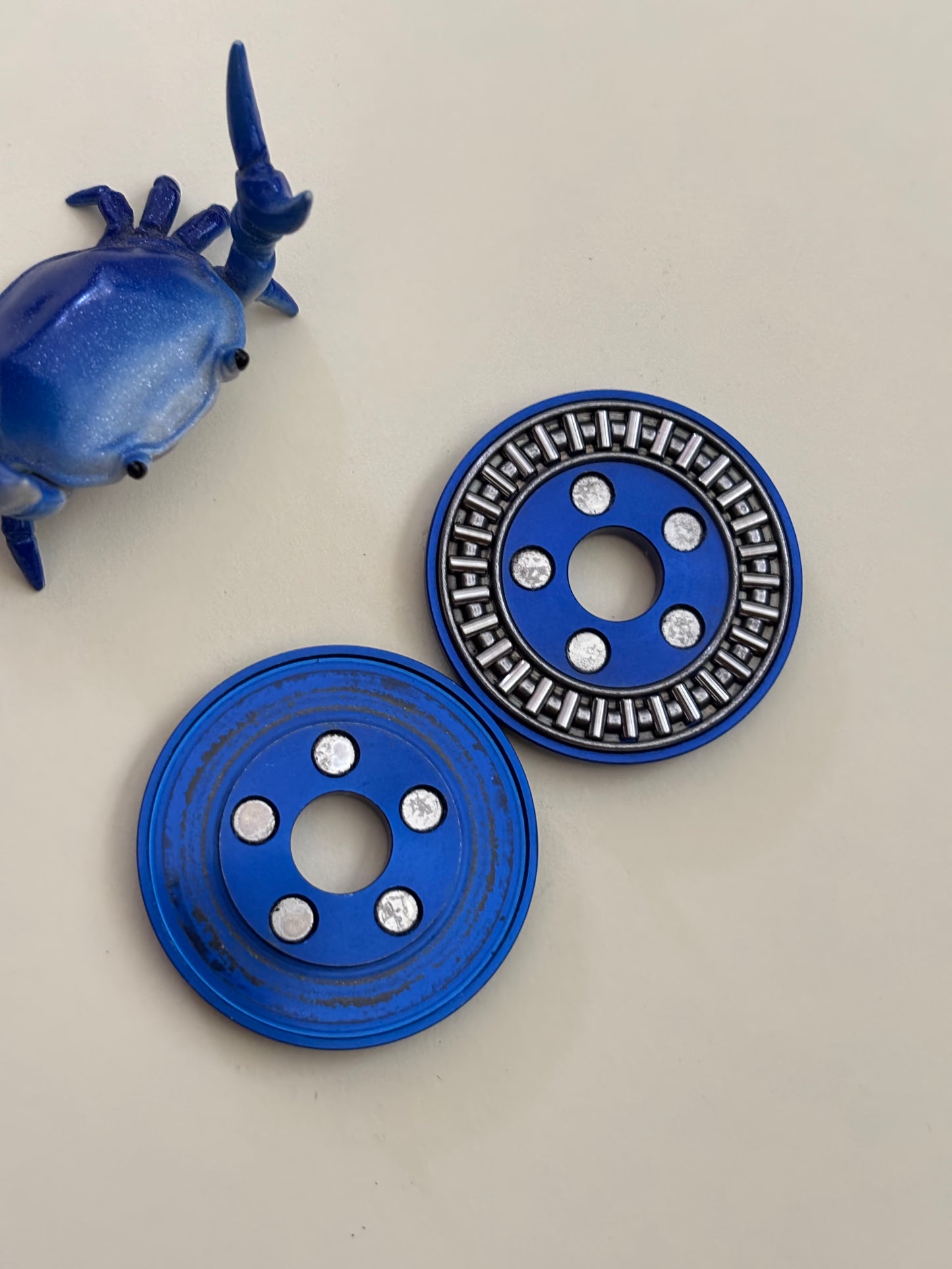 Umburry - Haptic coin V2 - Aluminum Hive - fidget toy