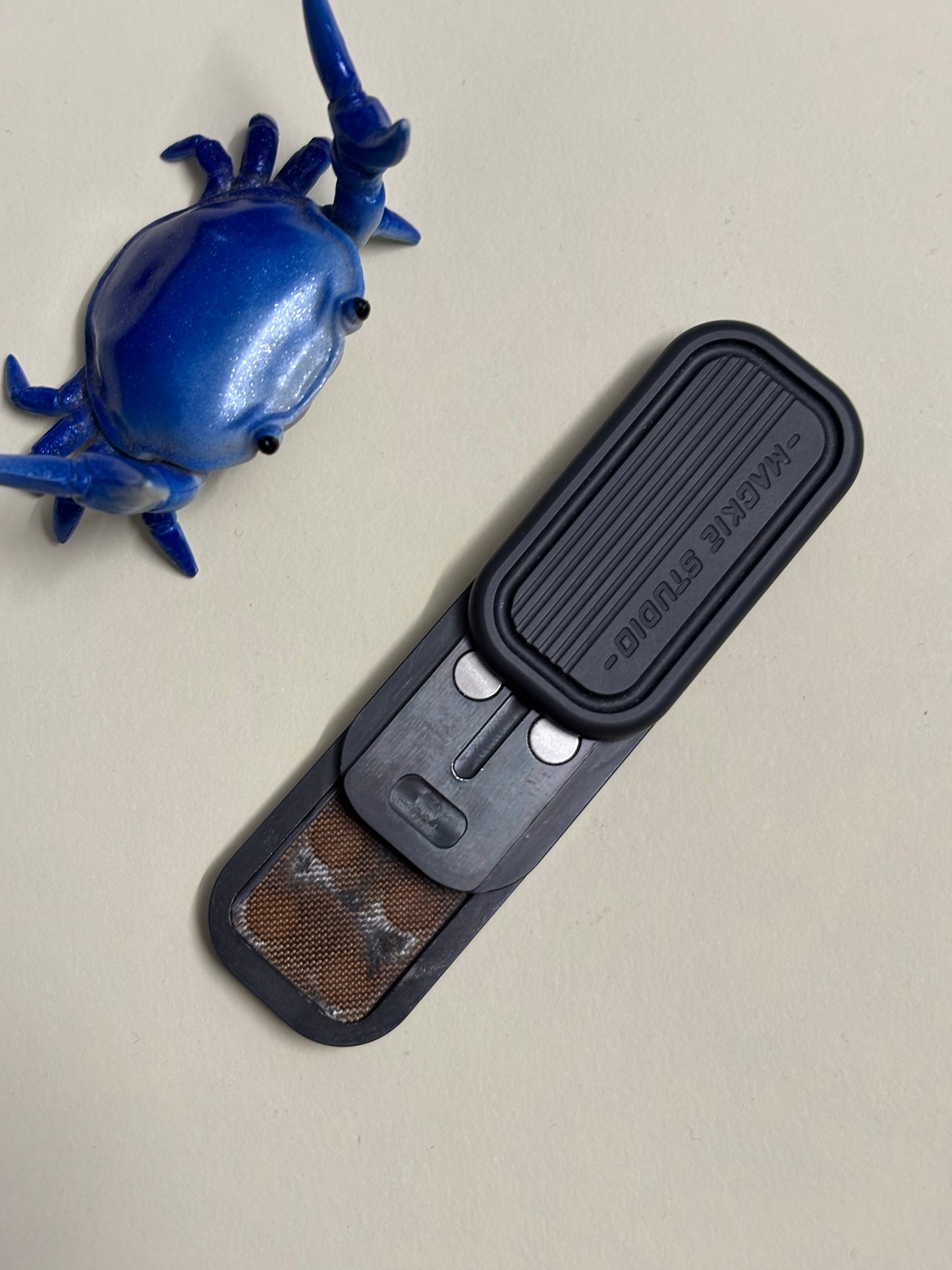 Mackie CP3 zirc  - magnetic slider - fidget toy