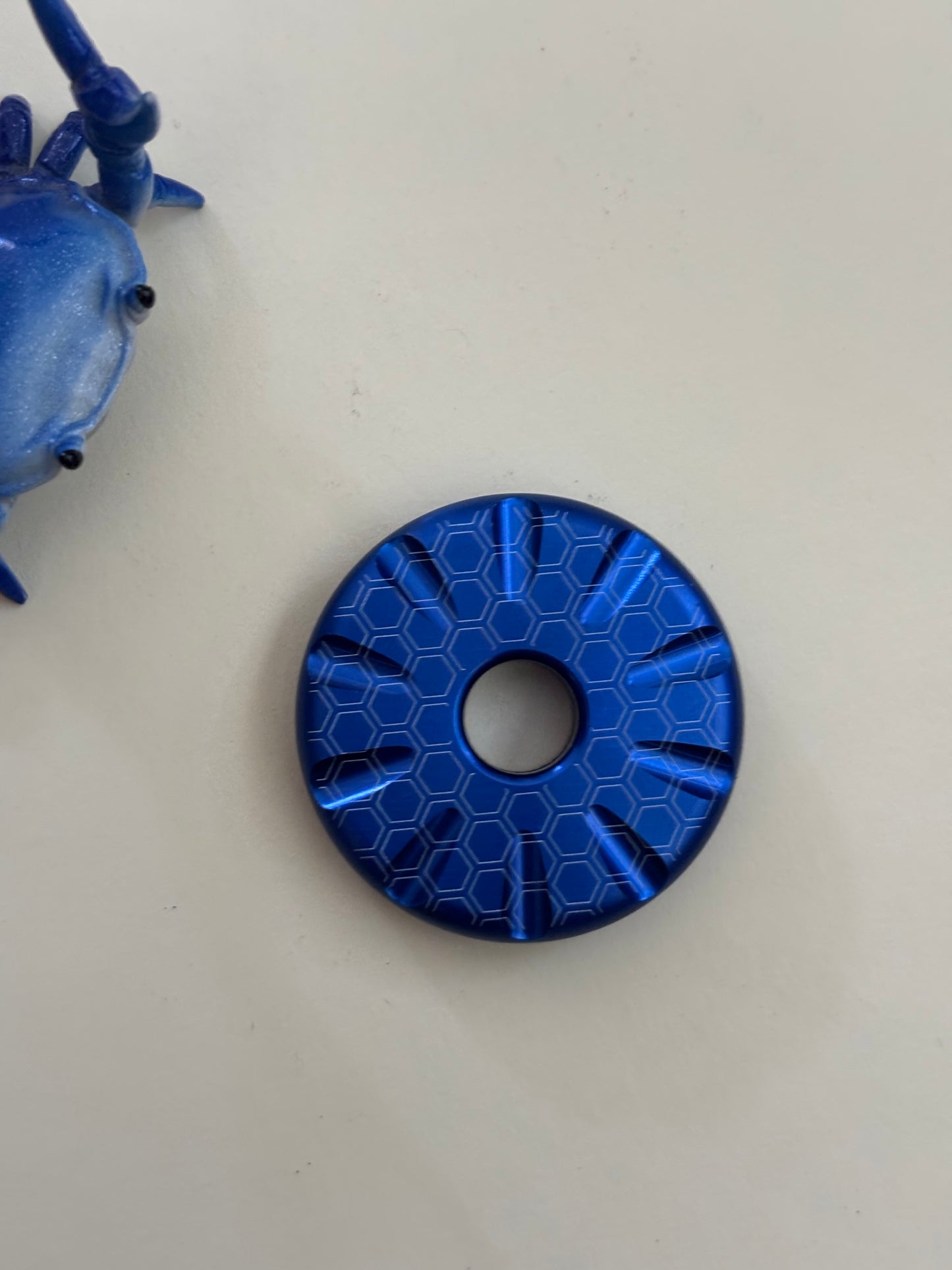 Umburry - Haptic coin V2 - Aluminum Hive - fidget toy