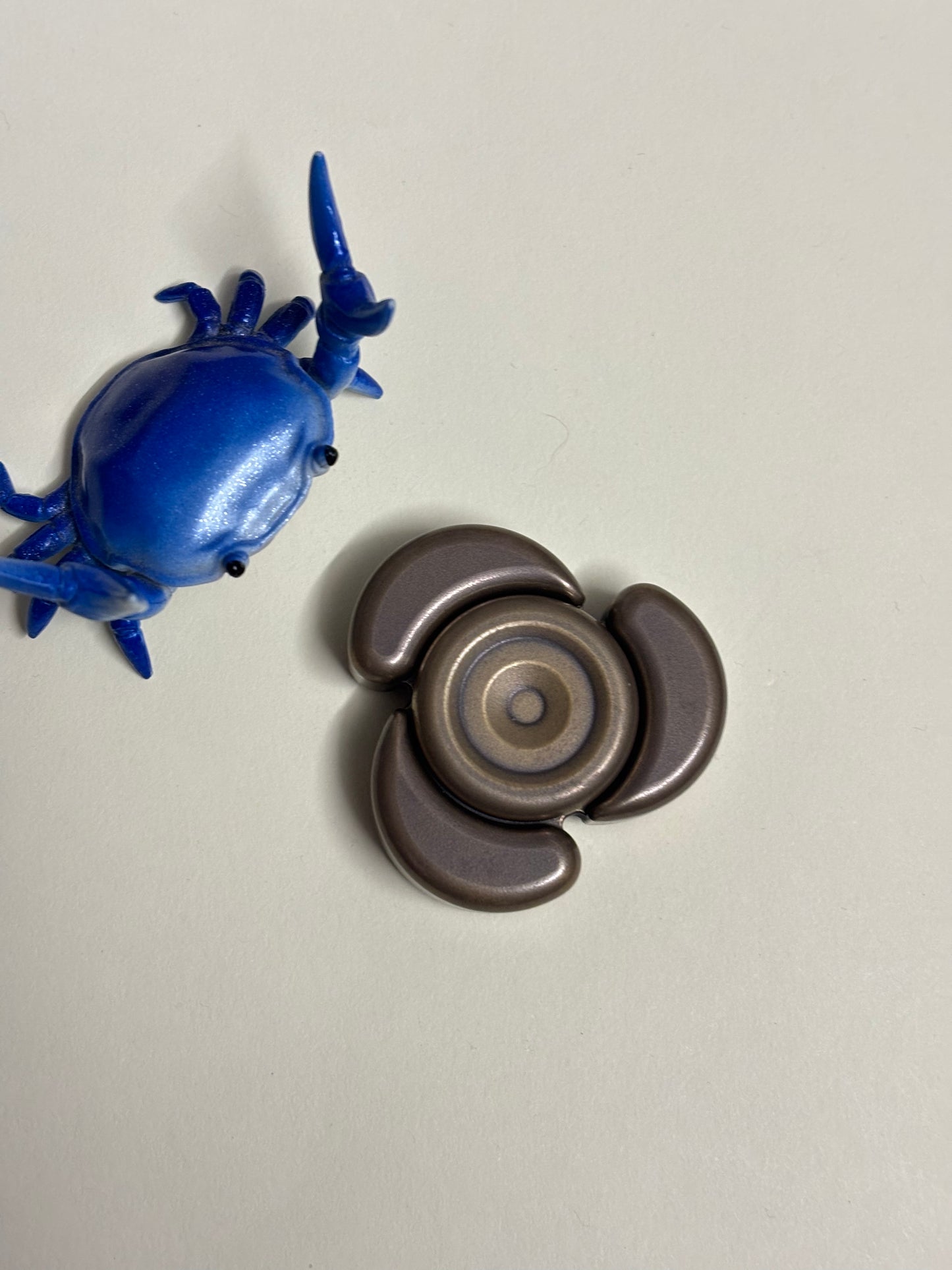 Magic play magatama tri - brass - haptic fidget toy - fidget slider