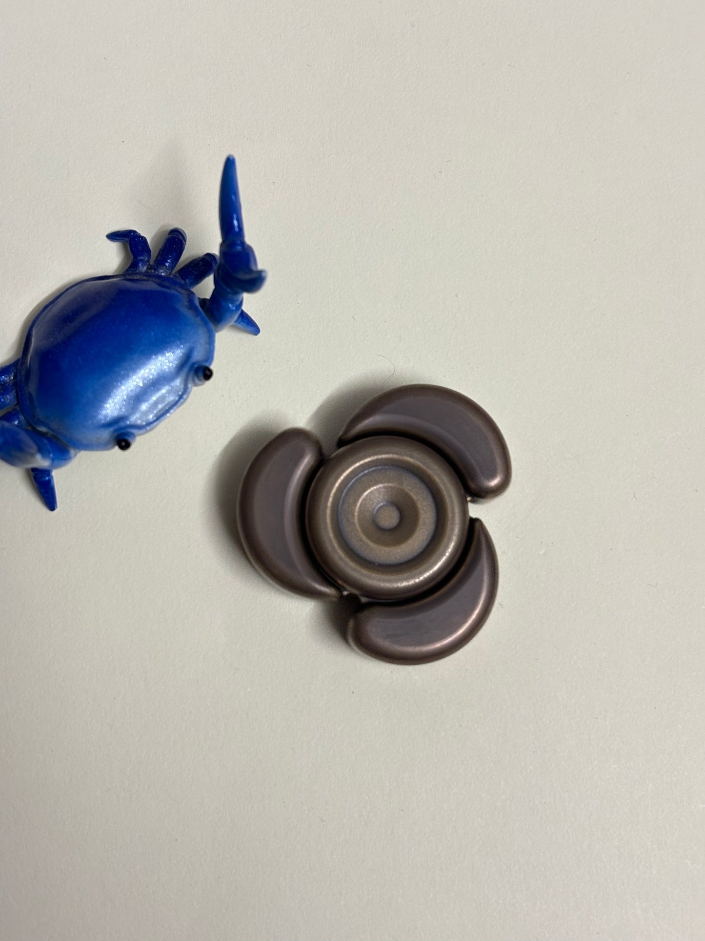 Magic play magatama tri - brass - haptic fidget toy - fidget slider