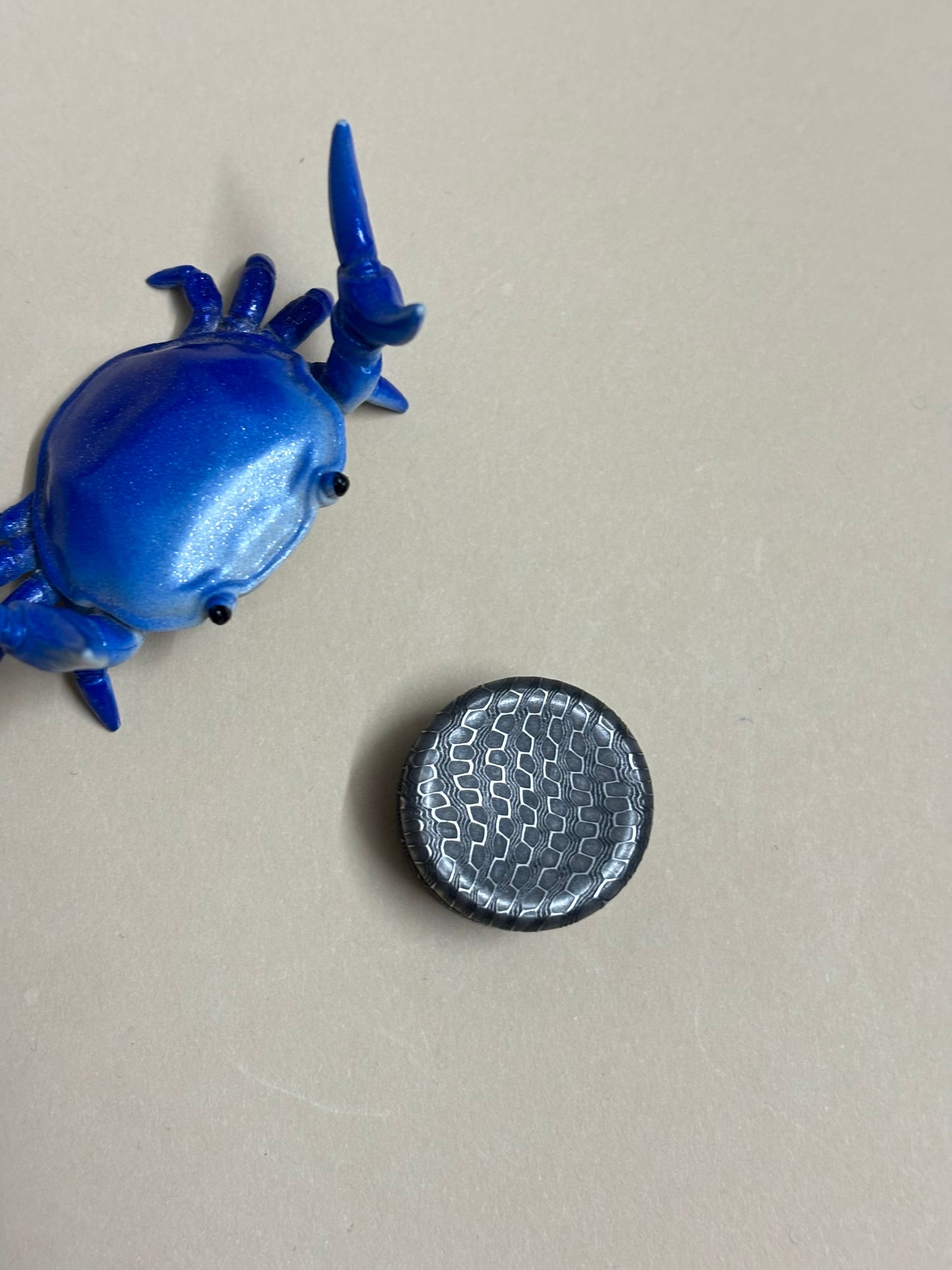 Master forge  - dama reptilian 22mm x 6mm (gap)button - fidget toy