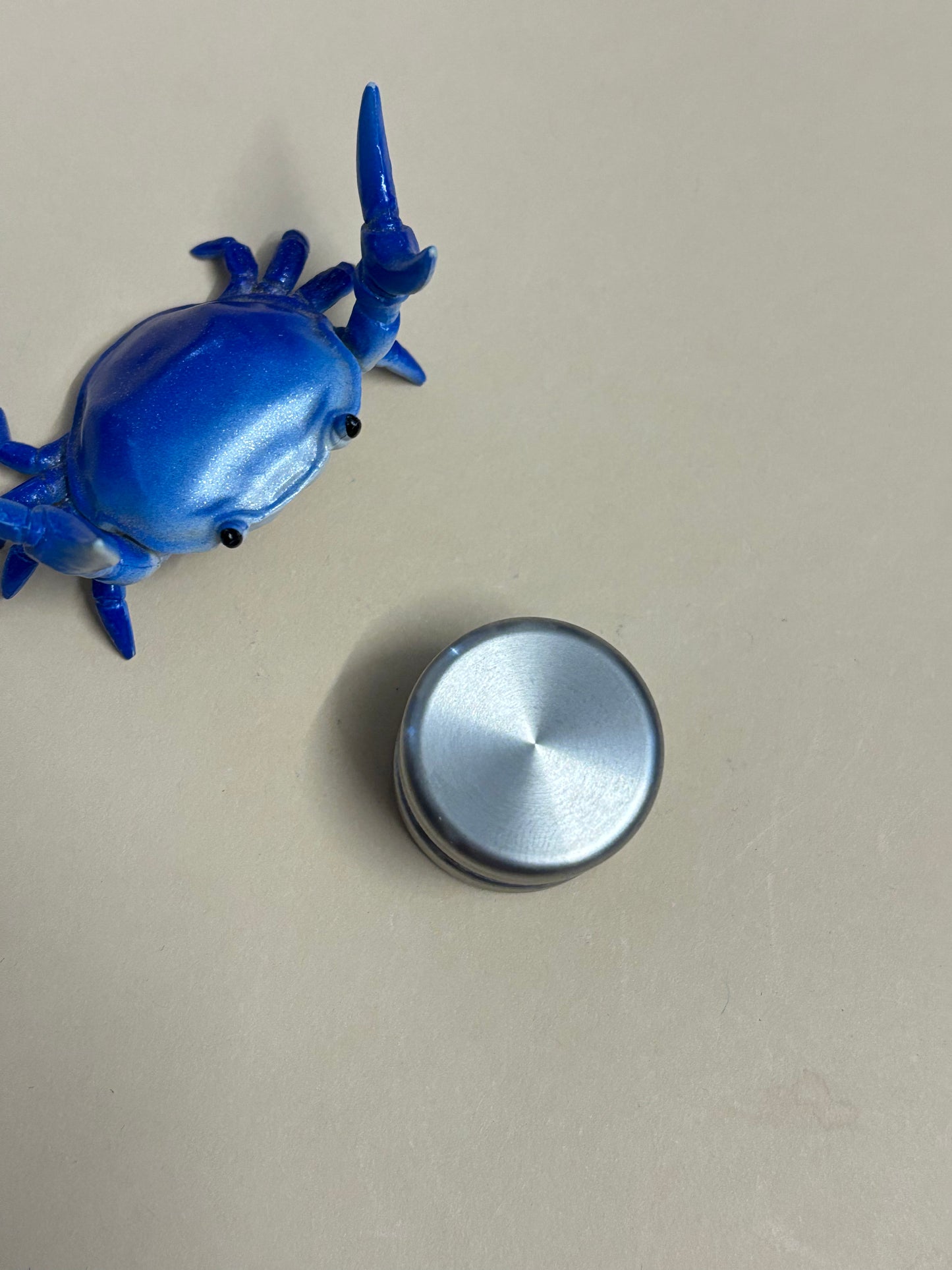 KAP x Otto - flat button - W - fidget spinner - fidget toy