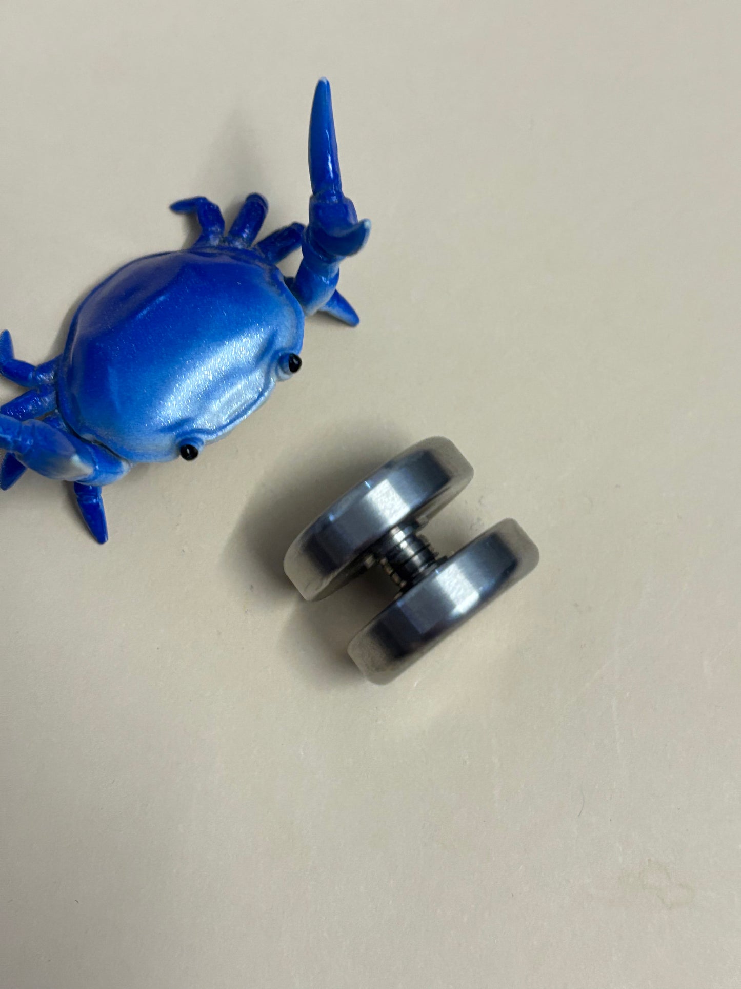 KAP x Otto - flat button - W - fidget spinner - fidget toy